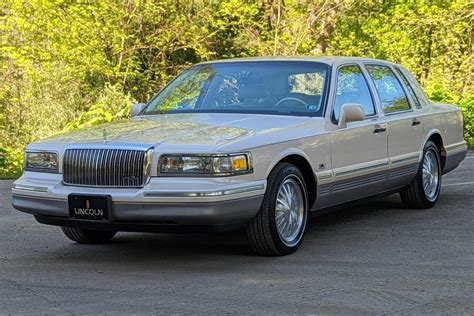 1995 Lincoln Town car photo