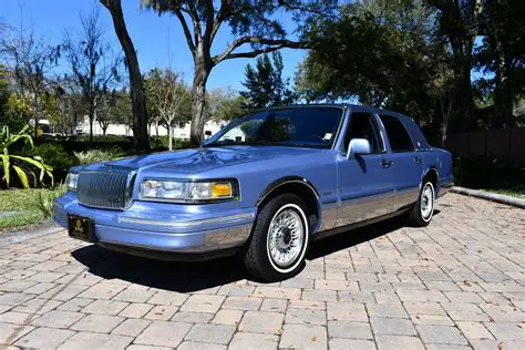 1995 Lincoln Town car photo