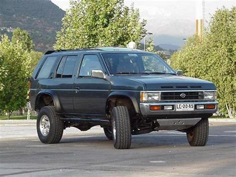 1995 Nissan Pathfinder photo