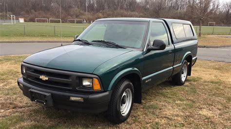 1996 Chevrolet S10 pickup photo