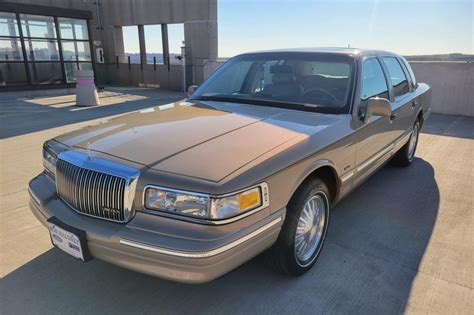 1996 Lincoln Town car photo