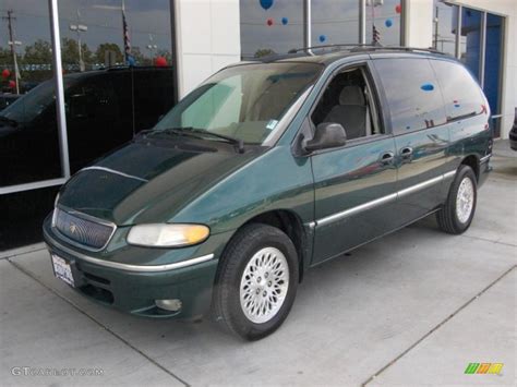 1997 Chrysler Town and country photo