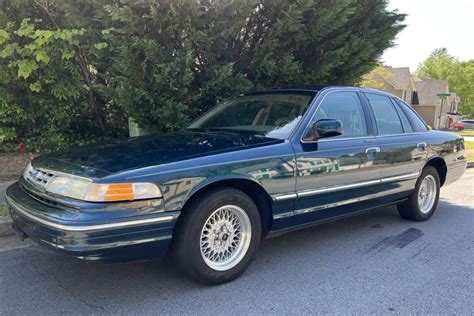 1997 Ford Crown victoria photo