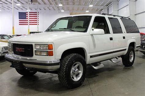 1997 Gmc C2500 suburban photo