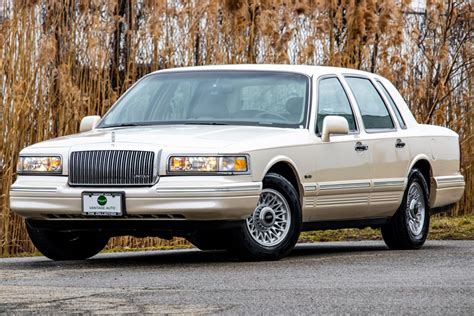 1997 Lincoln Town car photo