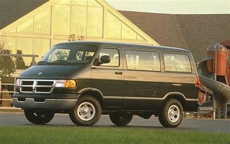 1998 Dodge Ram wagon photo