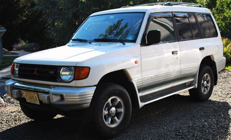 1998 Mitsubishi Montero photo