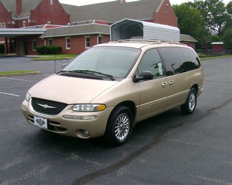 1999 Chrysler Town and country photo