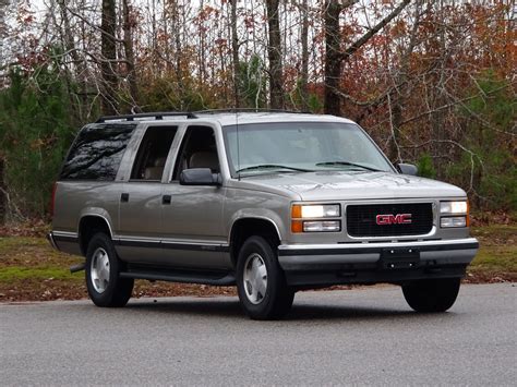 1999 Gmc Suburban photo