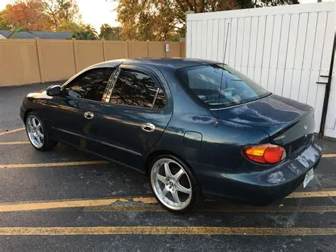 1999 Hyundai Elantra photo