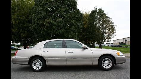 1999 Lincoln Town car photo