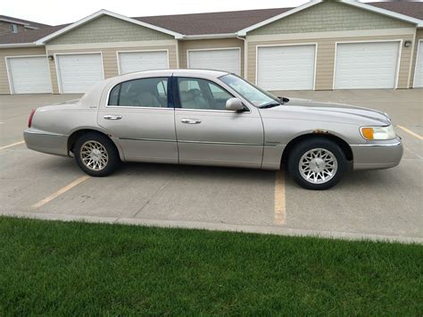 1999 Lincoln Town car photo