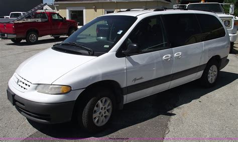 1999 Plymouth Voyager photo