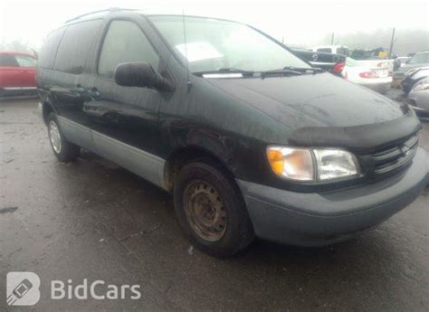 1999 Toyota Sienna photo