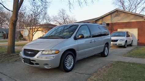 2000 Chrysler Town and country photo