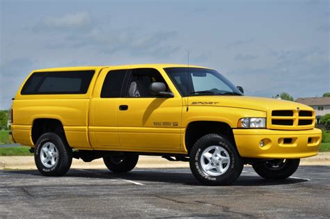 2000 Dodge Pickup photo