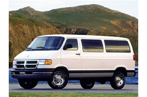 2000 Dodge Ram wagon photo