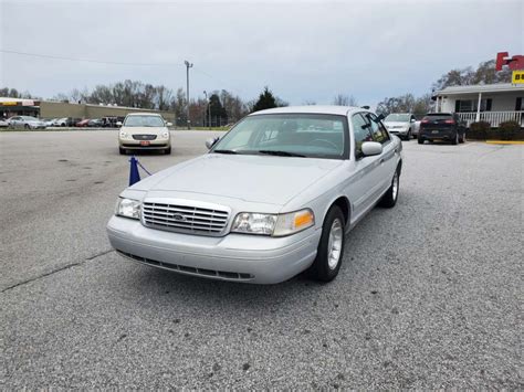 2000 Ford Crown victoria photo