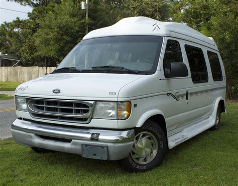 2000 Ford E-150 photo