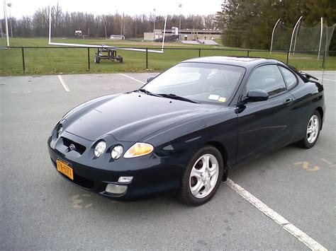 2000 Hyundai Tiburon photo