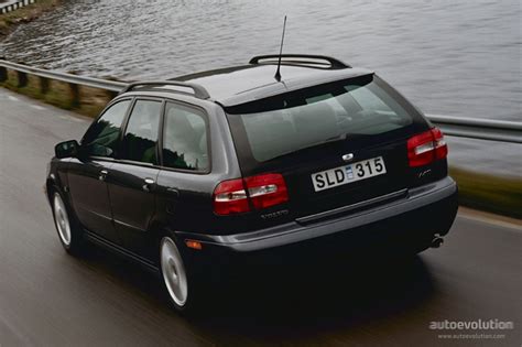 2000 Volvo V40 photo