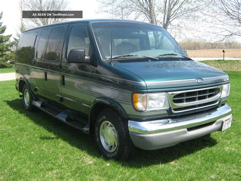 2001 Ford E-150 photo