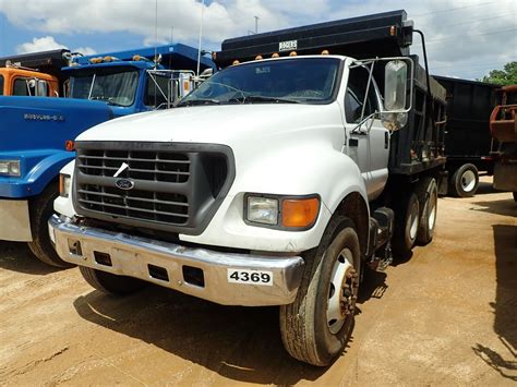 2001 Ford F750 engine