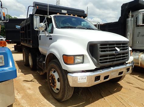 2001 Ford F750 photo