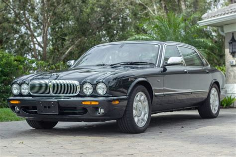 2001 Jaguar Vanden plas photo