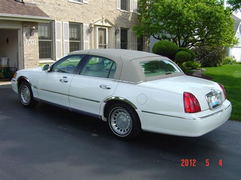 2001 Lincoln Town car photo