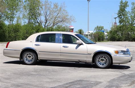 2001 Lincoln Town car photo