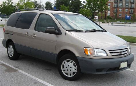 2001 Toyota Sienna photo