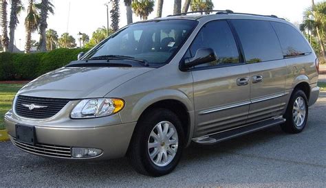 2002 Chrysler Town and country photo