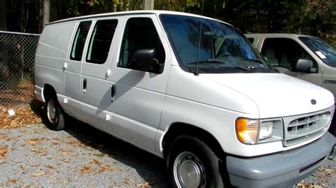 2002 Ford E-150 photo