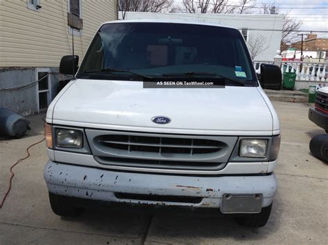 2002 Ford E-250 photo