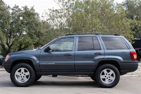 2002 Jeep Laredo engine