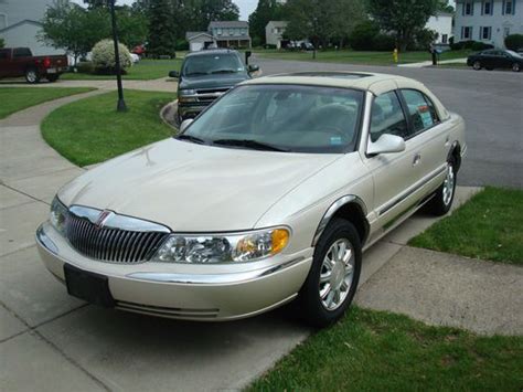 2002 Lincoln Continental photo