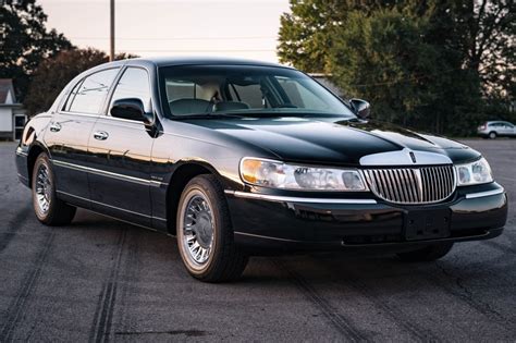 2002 Lincoln Town car photo