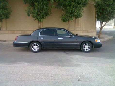 2002 Lincoln Town car photo