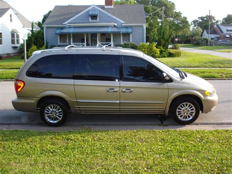 2003 Chrysler Town and country photo