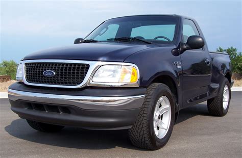 2003 Ford E-150 photo