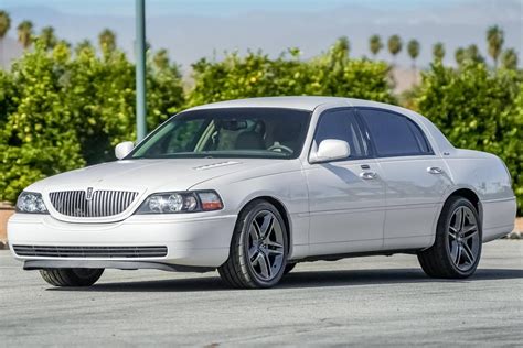 2003 Lincoln Town car photo