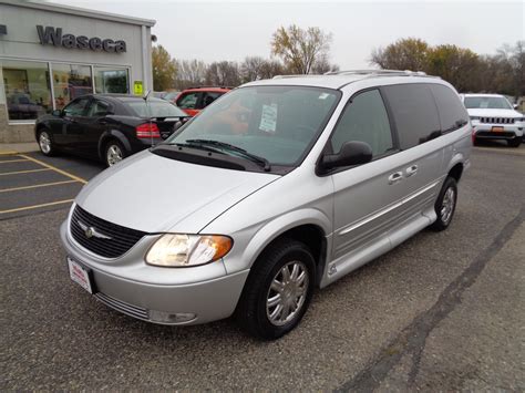 2004 Chrysler Town and country photo