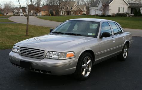 2004 Ford Crown victoria photo