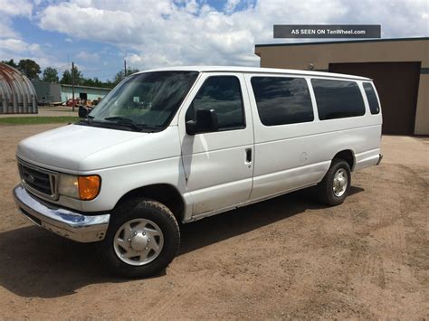 2004 Ford E-350 photo