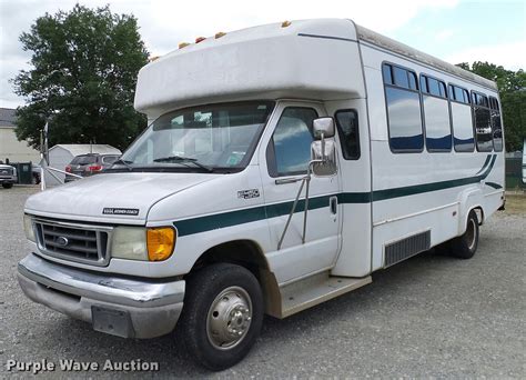 2004 Ford E-450 photo