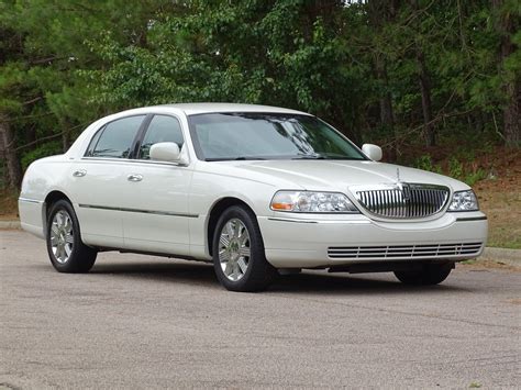 2004 Lincoln Town car photo