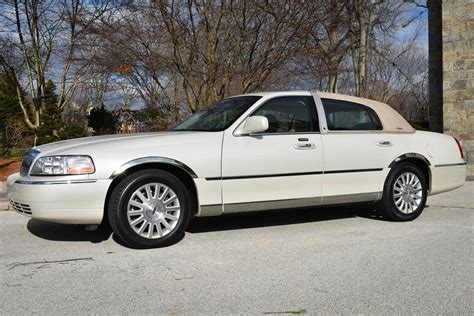 2004 Lincoln Town car photo