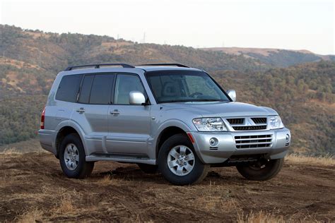 2004 Mitsubishi Montero photo