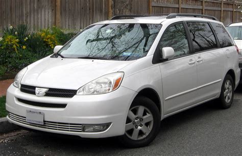 2004 Toyota Sienna photo